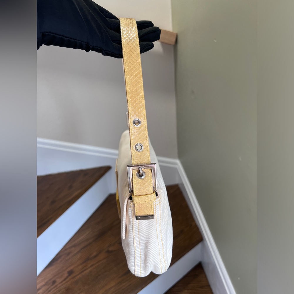 Auth🤍Vintage Fendi baguette. White/Beige.🐍Snakeskin - Picture 8 of 17